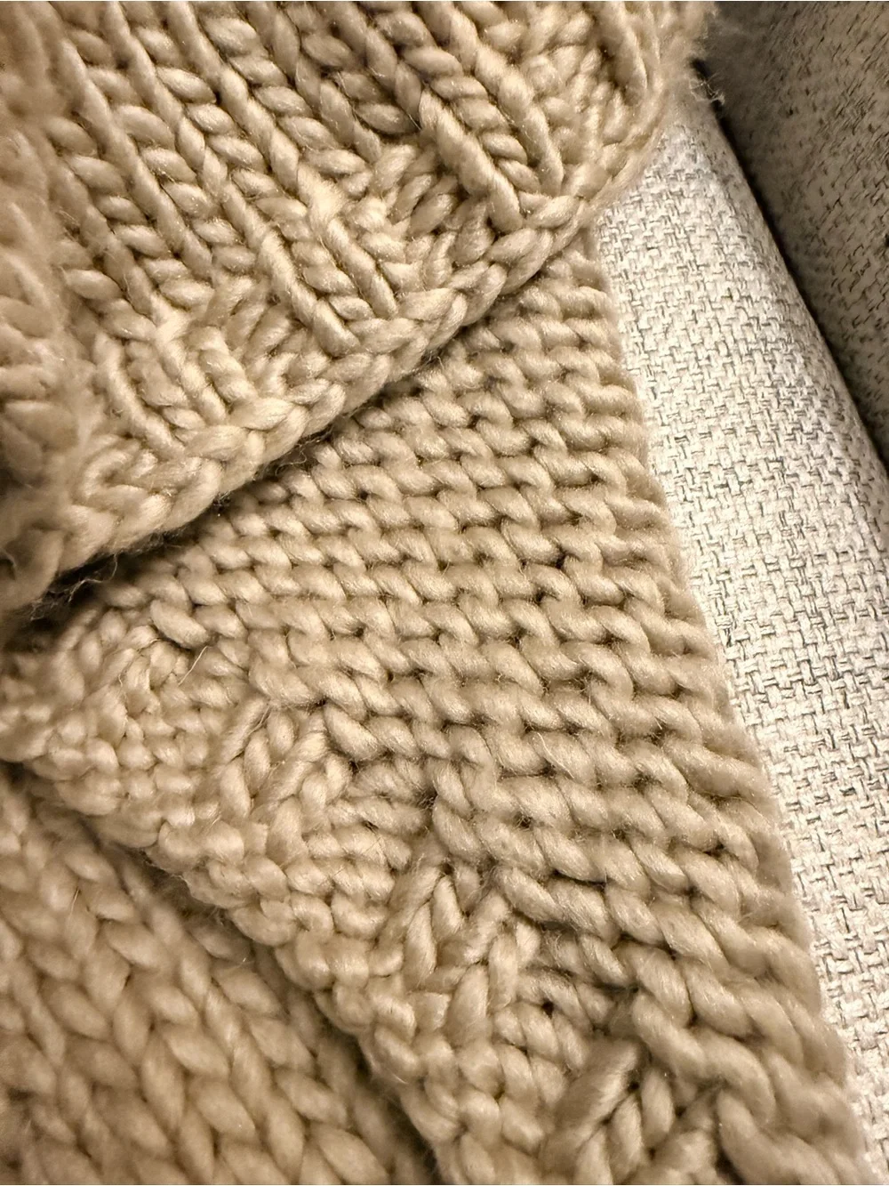 Cozy Chunky Knit Throw Blanket with Tassels - Cream Like New SMOKE FREE HOME